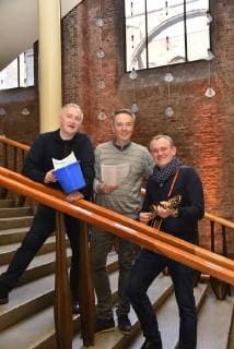 der Erfinder der Mitsinginitiative Georg Hinz, l-r, der Chorleiter Michael Kokott, und der Kölner Brauchtumsmusiker Jörg Paul Weber posieren am 28.11.2017 in Köln bei der Pressekonferenz zu loss mer singe (lass uns singen) Mitsingkonzert im Kölner Gürzenich.