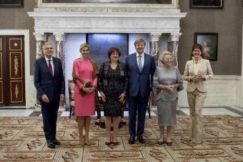 Themen der Woche Bilder des Tages 28-11-2017 Amsterdam Ernst Hirsch Balin, Queen Maxima, Michele Lamont, King Willem-Alexander, Princess Beatrix and Shanti van Dam during the Erasmusprize ceremony at the Koninklijke paleis in Amsterdam. The King, patron of the Praemium Erasmianum foundation, and the board has awarded the 150.000 euro prize to the Canadian scientist Michele Lamont (1957). This years theme of the Erasmusprijs was ‘Knowledge, Power and Diversity’.  Copyright: xPPE POOLx