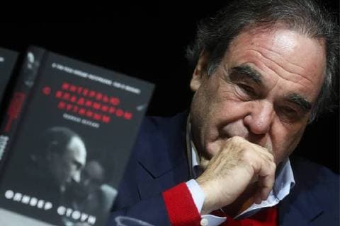Themen der Woche Bilder des Tages MOSCOW, RUSSIA - NOVEMBER 29, 2017: American film director Oliver Stone unveiles The Putin Interviews book at the opening of the 19th International Book Fair for High-Quality Fiction and Non-Fiction, at the Central House of Artists. Vyacheslav Prokofyev TASS  TS06B0C7