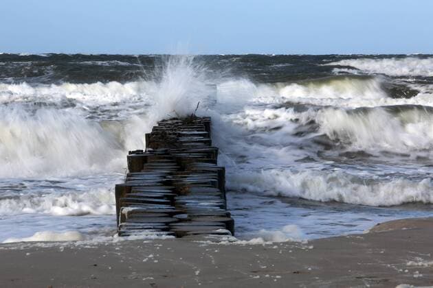 IMAGO Nature: Unsere Erde, Ressourcen, Wind 29.10.2016, Wustrow, Mecklenburg-Vorpommern, GER - Wellengang auf der Ostsee. (aussen, Aussenaufnahme, außen, Außenaufnahme, Brandung, brechen, Brechung, Buhne, deutsch, Deutschland, Europa, europaeisch, europäisch, Ferne, Gewaesser, Gewässer, Gischt, Herbst, Holz, Horizont, Jahreszeit, Kraft, kraftvoll, Kueste, Kuestenlandschaft, Kuestenschutz, Küste, Küstenlandschaft, Küstenschutz, Landschaft, Landschaftsaufnahme, Mecklenburg-Vorpommern, Meer, Meerblick, Meeresblick, Meteorologie, Natur, Naturgewalt, Naturgewalten, niemand, Ostsee, Ostseekueste, Ostseeküste, QF, Querformat, rau, raue See, See, spritzen, Spritzer, stuermig, Sturm, stürmig, Wasser, Wasserspritzer, Weite, Wellen, Wellenbrecher, Wellenbrechung, Wellengang, Westeuropa, Wetter, Wind, windig, Witterung, Wustrow) 161029D134WUSTROW.JPG *** 29 10 2016 Wustrow Mecklenbur