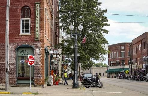 July 15, 2017 - Savanna, Iowa, U.S. - The main strip of shops is seen including the storefront for Frank Fritz Finds on West Main Street in Savanna, Illinois, on Saturday, July 15, 2017. The American Pickers co-star operates an antique shop in Savanna in partnership with long-time friend Jerry Gendreau of Savanna. Savanna U.S. - ZUMAq30_ 20170715_zaf_q30_035 Copyright: xAndyxAbeyta,xQuad-CityxTimesx