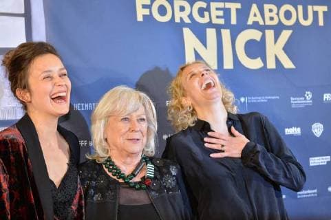 Premiere des Spielfilms - FORGET ABOUT NICK - in Essen Schauspielerin Tinka Fürst, links, Regisseurin Margarethe von Trotta, mitte und Schauspielerin Katja Riemann, rechts am 28.11.2017 bei der Premiere des Kinofilms - Forget about Nick - in der Lichtburg in Essen. FORGET ABOUT NICK ist der neueste Film der renommierten und vielfach preisgekrönten Regisseurin Margarethe von Trotta.