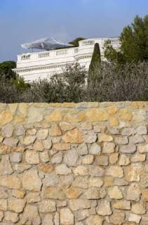 PROVENCE-ALPES-COTE D AZUR, FRANCE - NOVEMBER 29, 2017: A wall around Chateau-de-la-Croe, a villa owned by Russian businessman Roman Abramovich, on the French Riviera (Cote d Azure). Dominique Boutin TASS  TS06B257