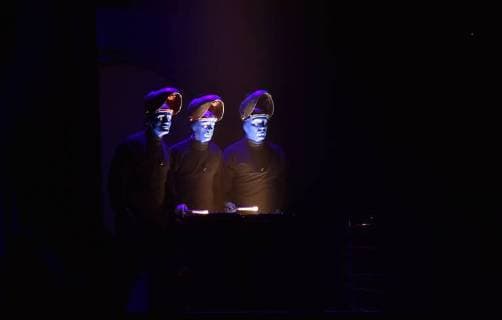 Die Blue Man Group auf der Bühne bei der Premiere am 30.11.2017 in Köln.