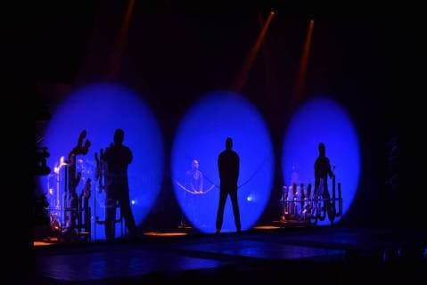 Die Blue Man Group auf der Bühne bei der Premiere am 30.11.2017 in Köln.