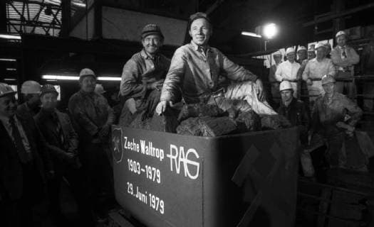 Kohlenzeche Waltrop mit letztem Hund 1979 DEU, Deutschland, Dortmund-Waltrop: Mit dem letzten Hund beendete die Kohlenzeche Waltrop ihre Kohlefoederung im Kohlerevier am 29.06.1979 in Dortmund-Waltrop. DEU, Germany, Dortmund-Waltrop: With the last dog, the coal car Waltrop finished her coalfoeder in the Kohlerevier on 29.06.1979 in Dortmund-Waltrop. NRW