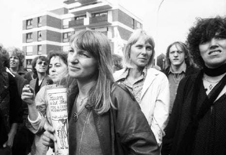 Fuer Lohngleichheit vor dem Landesarbeitsgericht 1979 DEU, Deutschland, Hamm: Vor und im Landesarbeitsgericht kaempften 29 Frauen mit ihren Angehoerigen fuer die Lohngleichheit in ihrer Firma , dem Fotoproduzenten Heinz in Gelsenkirchen, fuer Lohngleichheit, solidarisch begleitet von Angehoerigen anderer Firmen und Gewerkschaften am 19.09.1979 in Hamm. DEU, Germany, Hamm: Before and in the National Labor Court, 29 women and their relatives fought for equal pay in their company, the photoproducer Heinz in Gelsenkirchen, for equal pay, accompanied by members of other companies and trade unions on 19.09.1979 in Hamm. NRW