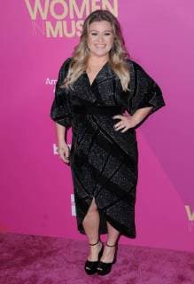 November 30, 2017 - Hollywood, CA, U.S. - 30 November 2017 - Hollywood, California - Kelly Clarkson. Billboard Women in Music 2017 held at The Ray Dolby Ballroom. Photo Credit: AdMedia Hollywood U.S. - ZUMAa123 20171130_zaa_a123_024 Copyright: xBirdiexThompsonx