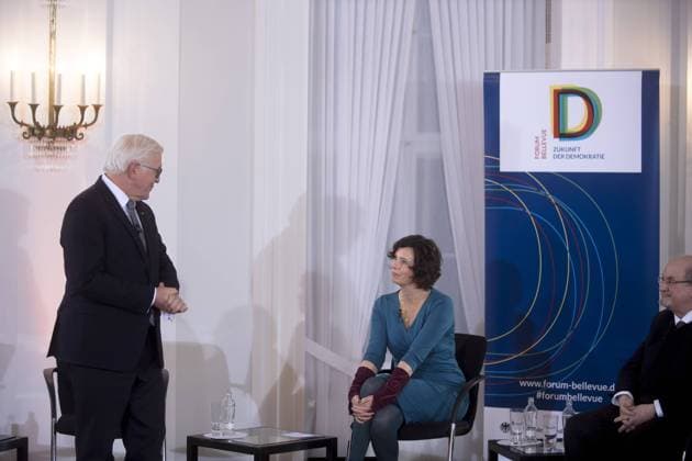 Steinmeier, Forum Bellevue zur Zukunft der Demokratie DEU, Deutschland, Germany, Berlin, 30.11.2017 Bundespraesident Frank-Walter Steinmeier, Eva Menasse, Schriftstellerin, und Sir Salman Rushdie, Author (v.l.n.r.) bei der Veranstaltung und dem Gespraech mit Schriftsteller ueber die Rolle von Intellektuellen und Literatur unter dem Motto Die Freiheit des Denkens in unruhigen Zeiten im Rahmen der Reihe Forum Bellevue zur Zukunft der Demokratie im Schloss Bellevue in Berlin. Frank-Walter Steinmeier, Federal state President of Germany, Eva Menasse, author, and Sir Salman Rushdie, British author and essayist (fl.t.r.), during a disscusion with authors concerning the importance of literature under the slogan Freedom of thinking in fretful times of the forum On the Future of Democracy at Schloss Bellevue palace in Berlin, Germany.