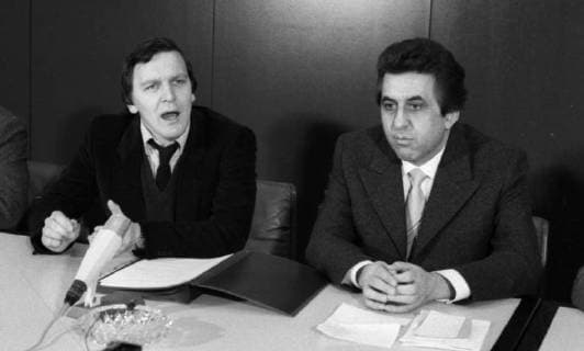 Treffen Gerhard Schroeder -Egon Krenz 1980 DEU, Deutschland, Bonn: Zwei Maenner treffen sich zu Gespraechen zwischen Ost und West. Gerhard Schroeder ( Vors. der Jusos) und Egon Krenz ( Vors. der FDJ) am 22.03.1980 in Bonn. DEU, Germany, Bonn: Two men meet for talks between East and West. Gerhard Schroeder (Chairman of the Jusos) and Egon Krenz (Chairman of the FDJ) on 22 March 1980 in Bonn. NRW