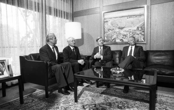 Helmut Schmidt empfaengt Guenter Mittag (SED) 1980 DEU, Deutschland, Bonn: Bundeskanzler Helmut Schmidt empfing den SED-Politiker Guenter Mittag im Bundeskanzleramt am 17.04.1980 in Bonn.Ewald Moldt, Guenter Mittag, Helmut Schmidt, Gunter Huonker v.l. DEU, Germany, Bonn: Federal Chancellor Helmut Schmidt welcomed the SED politician Guenter Mittag in the Federal Chancellery on 17.04.1980 in Bonn NRW