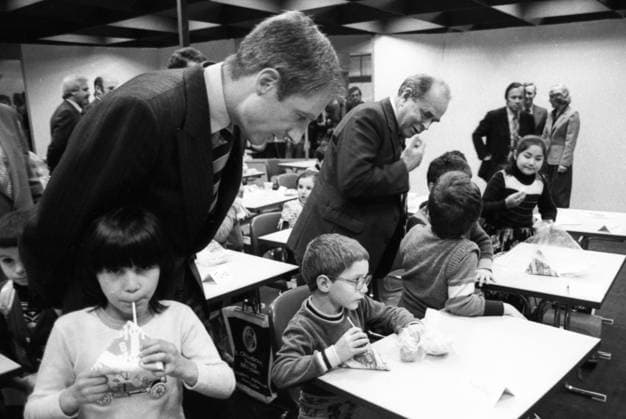 7.Interschul 1980 DEU, Deutschland, Dortmund: Die Bildungsmesse 7.Interschul 80 am 05.05.1980 in der Westfalenhalle Dortmund. Juergen Schmude , Juergen Girgensohn mit Schuelern v.l. DEU, Germany, Dortmund: The educational fair 7.Interschul 80 on 05.05.1980 in the Westfalenhalle Dortmund NRW