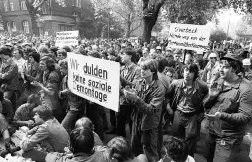 IG Metall-Warnstreik fuer Mitbestimmung 1980 DEU, Deutschland, Dortmund: Warnstreik der IG Metall bei der Hoesch AG Westfalenhuette zur Erhaltung der Mitbestimmung am 29.07.1980 in Dortmund. DEU, Germany, Dortmund: Warning strike of the IG Metall at the Hoesch AG Westfalenhuette to the preservation of the co-determination on 29.07.1980 in Dortmund. NRW
