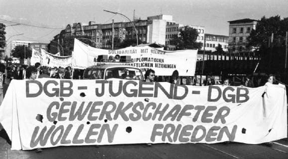 DGB-Jugend zum Antikriegstag 1980 DEU, Deutschland, Hamburg: Demonstration der DGB-Jugend zum Antikriegstag. Am 01.09.1980 in Hamburg. DEU, Germany, Hamburg: Demonstration of DGB youth on anti- day. On 1 September 1980 in Hamburg
