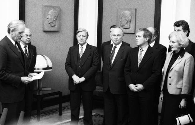 Kabinett Schmidt III 1980 DEU, Deutschland, Bonn: Wahl, Vereidigung und Vorstellung des Schmidt-Kabinetts am 05.11.1980 in Bonn.Im Bundespraesidialamt v.r. Antje Huber, Volker Hauff, Egon Franke, Helmut Schmidt, N.N., Karl Carstens. EU, Germany, Bonn: Election, swearing-in and presentation of the Schmidt Cabinet on 05.11.1980 in Bonn. NRW