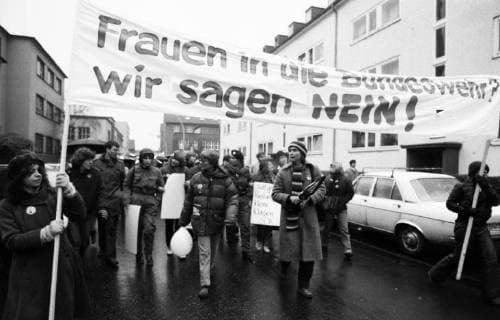 Nein zu Frauen in der Bundeswehr 1980 DEU, Deutschland, Bonn: Mehrere tausend Frauen und einige Maenner, verschiedener Organisationen demonstrierten gegen die Idee Frauen auch den Dienst in der Bundeswehr verrichten zu lassen. 06.12. 1980 in Bonn. DEU, Germany, Bonn: Several thousand women and some men, different organizations demonstrated against the idea women also to the service in the Bundeswehr. 06.12. 1980 in Bonn. NRW
