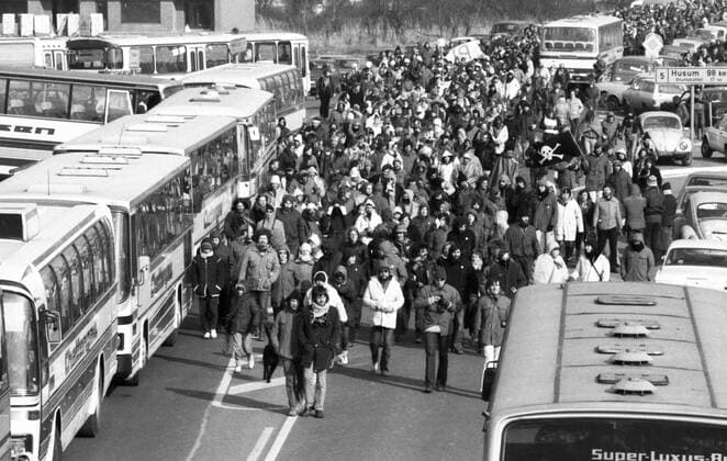 100.000 gegen Atomkraftwerk Brokdorf 1981 DEU, Deutschland, Brokdorf: Ca. 100.000 Demonstranten , friedlich und gewalttaetig , kamen nach Brokdorf im Kreis Steinburg um gegen ein Atomkraftwerk zu demonstrieren, das von einem großem Polizeiaufgebot geschuetzt wurde 28.02.1981. DEU, Germany, Brokdorf: Approx. 100,000 demonstrators, peaceful and violent, came to Brokdorf in the district of Steinburg to demonstrate against a nuclear power plant, which was protected by a large police force. 28.02.1981 Schleswig-Holstein