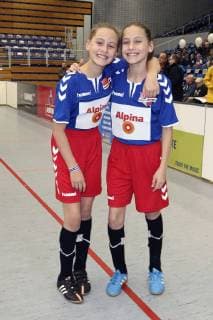 Laila und Rosa Meinecke bem Benefiz-Fußballspiel Kicken mit Herz 2017 in der Alsterdorfer Sporthalle. Hamburg, 03.12.2017