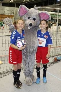 Laila und Rosa Meinecke bem Benefiz-Fußballspiel Kicken mit Herz 2017 in der Alsterdorfer Sporthalle. Hamburg, 03.12.2017