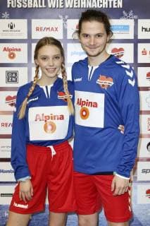 Lina Larissa Strahl und Tilman Pörzgen bem Benefiz-Fußballspiel Kicken mit Herz 2017 in der Alsterdorfer Sporthalle. Hamburg, 03.12.2017