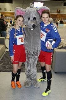 Lina Larissa Strahl und Tilman Pörzgen bem Benefiz-Fußballspiel Kicken mit Herz 2017 in der Alsterdorfer Sporthalle. Hamburg, 03.12.2017