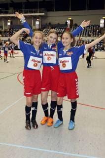 Lina Larissa Strahl mit Laila und Rosa Meinecke bem Benefiz-Fußballspiel Kicken mit Herz 2017 in der Alsterdorfer Sporthalle. Hamburg, 03.12.2017