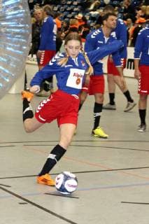 Lina Larissa Strahl bem Benefiz-Fußballspiel Kicken mit Herz 2017 in der Alsterdorfer Sporthalle. Hamburg, 03.12.2017
