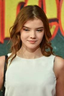 Melina Celine HECKLAU (YouTuberin), Einzelbild,angeschnittenes Einzelmotiv,Portraet,Portrait,Porträt. Weltpremiere BURG SCHRECKENSTEIN, Roter Teppich,Red Carpet am 03.12.2017.
