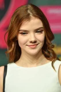 Melina Celine HECKLAU (YouTuberin), Einzelbild,angeschnittenes Einzelmotiv,Portraet,Portrait,Porträt. Weltpremiere BURG SCHRECKENSTEIN, Roter Teppich,Red Carpet am 03.12.2017.