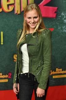 Jolina Marie LEDL (YouTuberin), Einzelbild,angeschnittenes Einzelmotiv,Halbfigur,halbe Figur. Weltpremiere BURG SCHRECKENSTEIN, Roter Teppich,Red Carpet am 03.12.2017.
