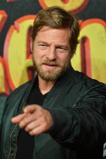 Premiere Burg Schreckenstein 2 in München Henning BAUM (Schauspieler),Gestik, zeigt, Einzelbild,angeschnittenes Einzelmotiv,Portraet,Portrait,Porträt. Weltpremiere BURG SCHRECKENSTEIN, Roter Teppich,Red Carpet am 03.12.2017.