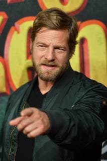 Henning BAUM (Schauspieler),Gestik, zeigt, Einzelbild,angeschnittenes Einzelmotiv,Portraet,Portrait,Porträt. Weltpremiere BURG SCHRECKENSTEIN, Roter Teppich,Red Carpet am 03.12.2017.