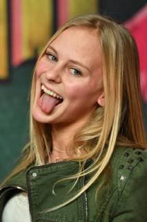 Jolina Marie LEDL (YouTuberin), Einzelbild,angeschnittenes Einzelmotiv,Portraet,Portrait,Porträt. Weltpremiere BURG SCHRECKENSTEIN, Roter Teppich,Red Carpet am 03.12.2017.
