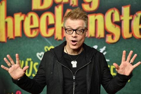 Michael MITTERMEIER (Comedian), Gestik, Einzelbild,angeschnittenes Einzelmotiv,Portraet,Portrait,Porträt. Weltpremiere BURG SCHRECKENSTEIN, Roter Teppich,Red Carpet am 03.12.2017.