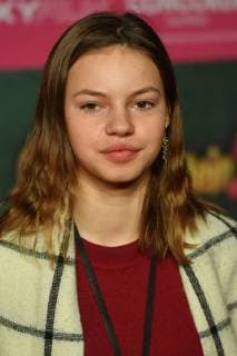 Paula DONATH (Schauspielerin) Einzelbild,angeschnittenes Einzelmotiv,Portraet,Portrait,Porträt. Weltpremiere BURG SCHRECKENSTEIN, Roter Teppich,Red Carpet am 03.12.2017.