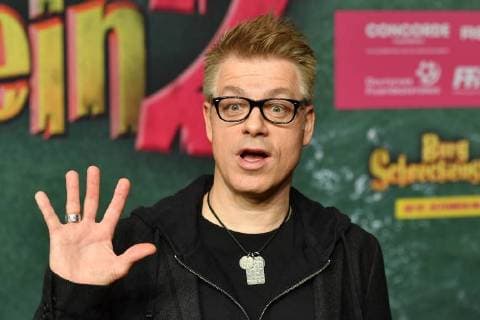 Michael MITTERMEIER (Comedian), Gestik, Einzelbild,angeschnittenes Einzelmotiv,Portraet,Portrait,Porträt. Weltpremiere BURG SCHRECKENSTEIN, Roter Teppich,Red Carpet am 03.12.2017.