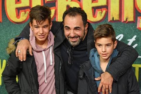 Premiere Burg Schreckenstein 2 in München Adnan MARAL (Schauspieler), mit seinen Soehnen. Weltpremiere BURG SCHRECKENSTEIN, Roter Teppich,Red Carpet am 03.12.2017.