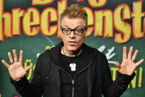Michael MITTERMEIER (Comedian), Gestik, Einzelbild,angeschnittenes Einzelmotiv,Portraet,Portrait,Porträt. Weltpremiere BURG SCHRECKENSTEIN, Roter Teppich,Red Carpet am 03.12.2017.