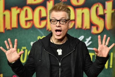 Michael MITTERMEIER (Comedian), Gestik, Einzelbild,angeschnittenes Einzelmotiv,Portraet,Portrait,Porträt. Weltpremiere BURG SCHRECKENSTEIN, Roter Teppich,Red Carpet am 03.12.2017. *** Michael MITTERMEIER Comedian Gestik Single image single image portrait portrait world premiere BURG SCHRECKENSTEIN Red Carpet Red Carpet on 03 12 2017