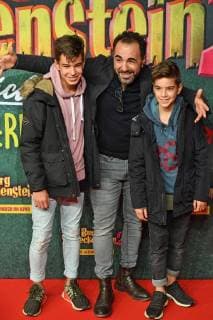 Premiere Burg Schreckenstein 2 in München Adnan MARAL (Schauspieler), mit seinen Soehnen. Weltpremiere BURG SCHRECKENSTEIN, Roter Teppich,Red Carpet am 03.12.2017.