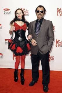 Kalle Schwensen mit Begleitung bei der Deutschlandpremiere des Musicals Kinky Boots im Operettenhaus. Hamburg, 03.12.2017