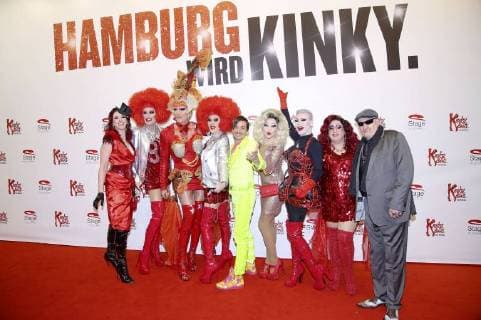 Olivia Jones mit ihrem Team bei der Deutschlandpremiere des Musicals Kinky Boots im Operettenhaus. Hamburg, 03.12.2017