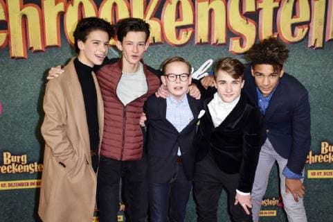 Benedict Glöckle, Eloi Christ, Caspar Krzysch, Maurizio Magno und Chieloka Nwokolo bei der Premiere des Kinofilms Burg Schreckenstein 2 im Mathäser Filmpalast. München, 03.12.2017