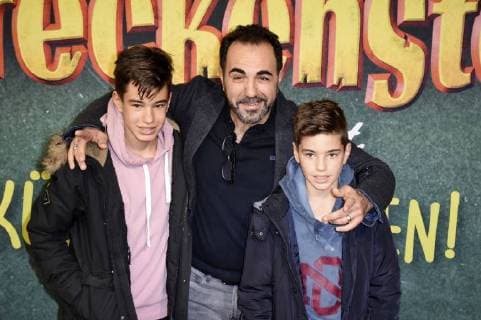Adnan Maral mit seinen Söhnen Acun und Can bei der Premiere des Kinofilms Burg Schreckenstein 2 im Mathäser Filmpalast. München, 03.12.2017