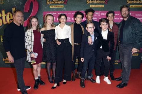 Uwe Ochsenknecht, Paula Donath, Mina Rueffer, Nina Goceva, Benedict Göckle, Chieloka Nwokolo, Caspar Krzysch, Mauritio Magno, Eloi Christ und Henning Baum bei der Premiere des Kinofilms Burg Schreckenstein 2 im Mathäser Filmpalast. München, 03.12.2017