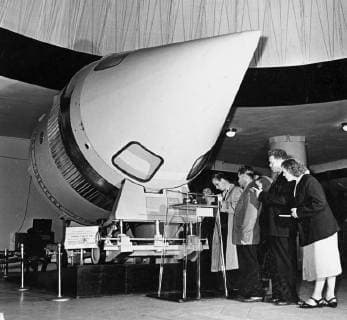 The new stage in the conquest of space began on 2 January 1959, with the launching of the Soviet union of the world s first space rockets. Photo shows, visitors to the USSR Economic Achievements Exhibition inspect a model of the Luna 1 upper stage. Supplied By: SCRSS - Society for Co-operation in Russian & Soviet Studies, Russia Federation Copyright: Topfoto  !ACHTUNG AUFNAHMEDATUM GESCHÄTZT! UnitedArchivesScrss002047
