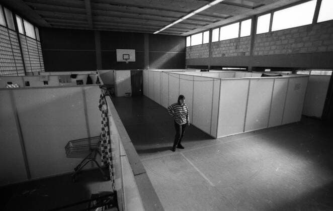 Unterbringung der DDR-Fluechtlinge 1990 DEU, Deutschland,Herne : Die Fluechtlinge 1990 waren die Uebersiedler aus dem Gebiet der DDR, die in grossen Stroemen eintrafen und in Schulen, Turnhallen und Schiffen ihr erstes Quartier bezogen. Hier in einer Turnhalle DEU, Germany,Herne f: the refugees in 1990 were emigrants from the territory of the GDR, who arrived in large rivers and based her first quarters in schools, gyms and ships . NRW