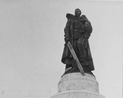 Soviet war memorial in Berlin, built to the design of the Soviet architect Yakov Belopolsky to commemorate the 50,000 Soviet soldiers who fell in the Battle in Berlin in April - May 1945. It was opened four years after the war ended on May 8, 1949. Photo shows, statue of the Russian soldier holding a child and stamping on a crushed Swastika. Supplied By: SCRSS - Society for Co-operation in Russian & Soviet Studies, Germany Copyright: Topfoto  !ACHTUNG AUFNAHMEDATUM GESCHÄTZT! UnitedArchivesScrss004642