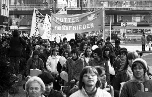 Demonstration zum Internationalen Frauentag 1982 DEU, Deutschland, Duesseldorf: Der Internationale Frauentag 1982 wurde traditionell mit Demonstrationen begangen. DEU, Germany, Duesseldorf: International Women s Day 1982, traditionally celebrated with demonstrations . NRW