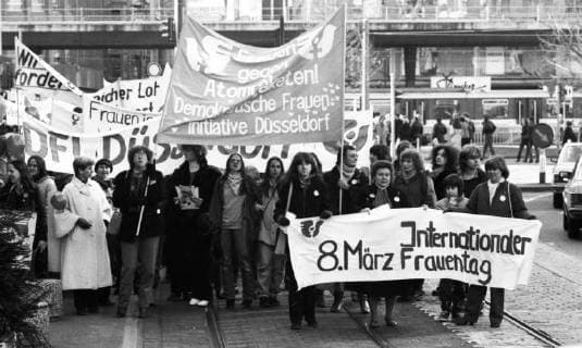 Demonstration zum Internationalen Frauentag 1982 DEU, Deutschland, Duesseldorf: Der Internationale Frauentag 1982 wurde traditionell mit Demonstrationen begangen. DEU, Germany, Duesseldorf: International Women s Day 1982, traditionally celebrated with demonstrations . NRW